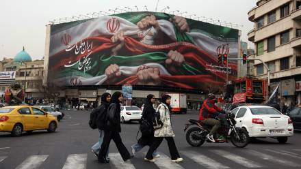 Budynek w Teheranie z napisem "Iran to nasza ojczyzna". Zdj. ilustracyjne. Fot. PAP/EPA/ABEDIN TAHERKENAREH