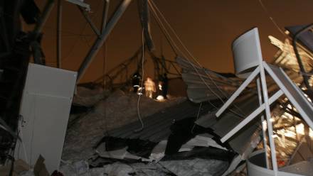 Akcja ratunkowa. Runął dach jednego z pawilonów wystawienniczych na terenie Międzynarodowych Targów Katowickich. Fot.  PAP/Andrzej Grygiel