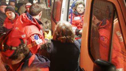 Akcja ratunkowa. Runął dach jednego z pawilonów wystawienniczych na terenie Międzynarodowych Targów Katowickich. Fot. PAP/Andrzej Grygiel