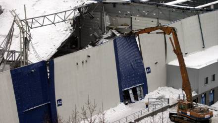 Rozbiórka hali wystawowej na terenie Międzynarodowych Targów Katowickich. Fot. PAP/Andrzej Grygiel