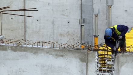 Mężczyzna pracujący w sektorze budowlanym Fot. PAP/Andrzej Grygiel