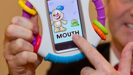 Zabawka dla malucha z miejscem na smarfton Fot. PAP/EPA/DANIEL KARMANN