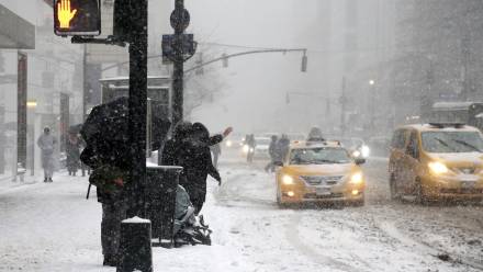 Zima w Nowym Jorku, fot. PAP/EPA/JASON SZENES