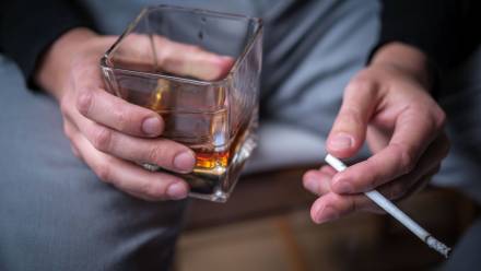 Alkohol i papieros Fot. PAP/Archiwum Kalbar