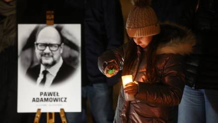 „Światełko przeciw nienawiści” w rocznicę zabójstwa Pawła Adamowicza na Rynku Głównym w Krakowie. Fot. PAP/Łukasz Gągulski