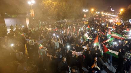 Demonstracja obok ambasady brytyjskiej w Teheranie. Fot. PAP/EPA/ABEDIN TAHERKENAREH