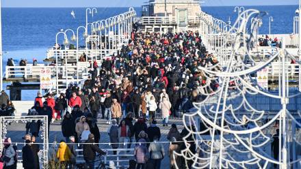 Tłum na sopockim molo Fot. PAP/Andrzej Jackowski