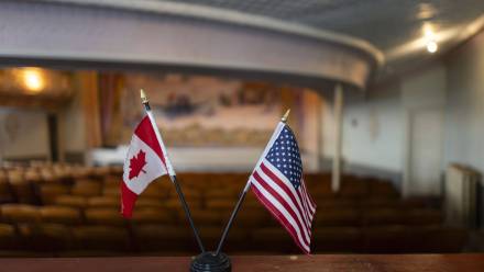 Flagi kanadyjska i amerykańska Fot. PAP/EPA/JUSTIN LANE