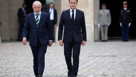 Luiz Inacio Lula da Silva (od lewej) i Emmanuel Macron, fot. PAP/EPA/REUTERS POOL/SARAH MEYSSONNIER / POOL