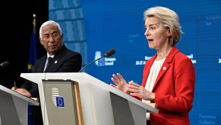 Przewodniczący Rady Europejskiej Antonio Costa i przewodnicząca Komisji Europejskiej Ursula von der Leyen. Fot. PAP/Wiktor Dąbkowski