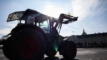 Protest rolników w Paryżu w 2025 roku. fot. PAP/EPA/	MOHAMMED BADRA