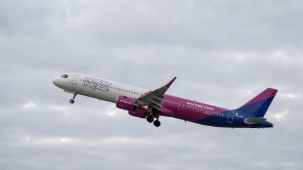 Samolot należący do linii Wizz Air. Fot. PAP/Andrzej Jackowski