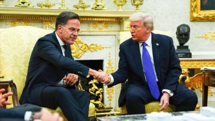 Szef NATO Mark Rutte i prezydent USA Donald Trump. Fot. PAP/EPA/AARON SCHWARTZ / POOL