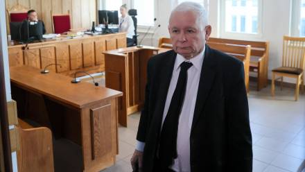 Prezes PiS Jarosław Kaczyński na sali Sądu Rejonowego Warszawa. Fot. PAP/Leszek Szymański