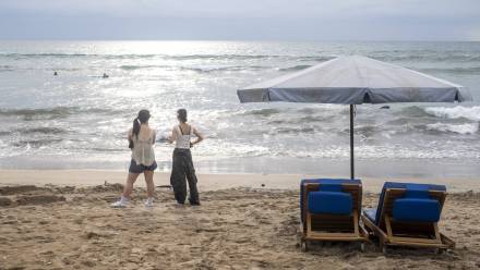 Turystki na plaży na Bali Fot. PAP/EPA/MADE NAGI