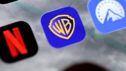 Logo Netflixa, Warner Bros. i Paramount na smarfonie, zdjęcie ilustracyjne, fot. PAP/EPA/HANNIBAL HANSCHKE