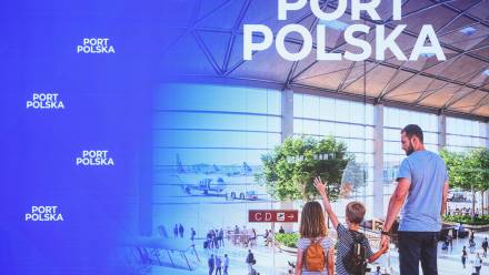 Wizualizacja podczas spotkania "Lotnisko centralne - przyszłość i możliwości" w KPRM w grudniu 2025 r. Fot. PAP/Leszek Szymański