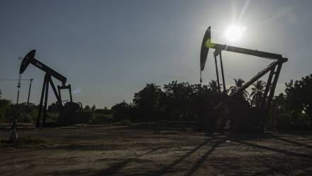 Wieże wiertnicze w Cabimas w Wenezueli Fot. PAP/EPA/Henry Chirinos