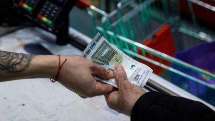 Reszta wydawana jest tylko w euro Fot. PAP/EPA/BORISLAV TROSHEV