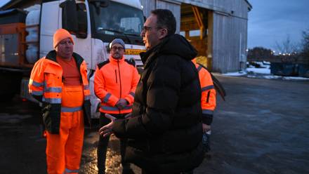 Minister infrastruktury Dariusz Klimczak podczas briefingu prasowego na Obwodzie Autostradowym Pruszków Fot. PAP/Marcin Obara