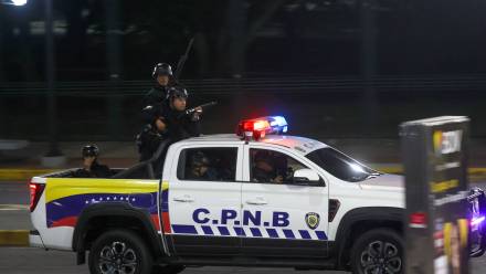 Wenezuelskie siły patrolują ulice Caracas w Wenezueli. Fot. PAP/EPA/MIGUEL GUTIERREZ
