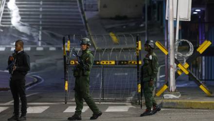 Siły bezpieczeństwa patrolują ulice Wenezueli. Fot. PAP/EPA/MIGUEL GUTIERREZ