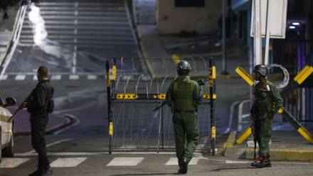 Wenezuelskie wojska niedaleko pałacu prezydenckiego Miraflores. Fot. PAP/EPA/MIGUEL GUTIERREZ