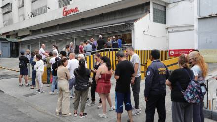 Kolejka przez supermatrketem w Caracas Fot. PAP/EPA/RONALD PENA