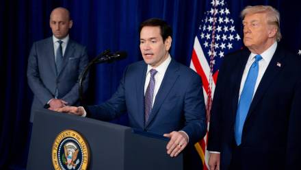 Sekretarz stanu Marco Rubio i prezydent USA Donald Trump. Fot. PAP/EPA/NICOLE COMBEAU / POOL