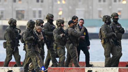 Maduro w kordonie żołnierzy USA. Fot. PAP/EPA/Stringer