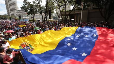 Protest zwolenników Maduro w Caracas, fot. PAP/EPA/EFE/Ronald Pena R
