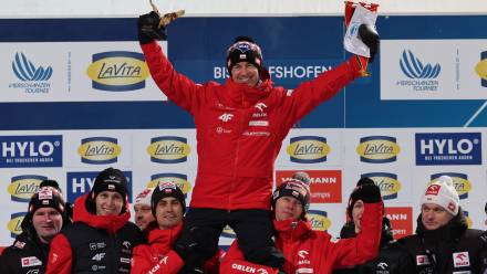 Pożegnanie Polaka Kamila Stocha (góra) po zakończeniu 74. Turnieju Czterech Skoczni w Bischofshofen, fot. PAP/Grzegorz Momot