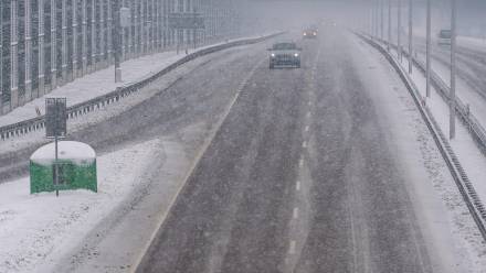 Opady śniegu na drodze ekspresowej S17 Lublin-Piaski. Zdj. ilustracyjne. Fot. PAP/Wojtek Jargiło