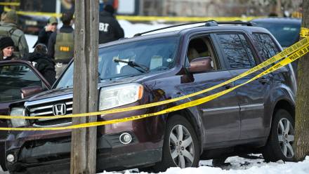 Funkcjonariusze FBI w miejscu śmiertelnego postrzelenie kobiety, fot. PAP/EPA/CRAIG LASSIG