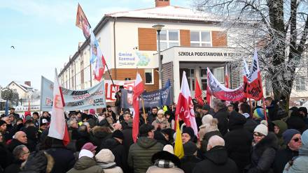  Protest przed Szkołą Podstawową w Kielnie. Fot. PAP/	Andrzej Jackowski