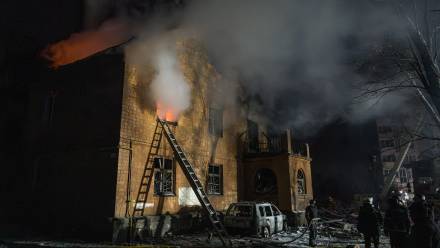 Ratownicy usuwają skutki zmasowanego rosyjskiego ataku na Kijów w nocy z 8 na 9 stycznia Fot. PAP/Vladyslav Musiienko