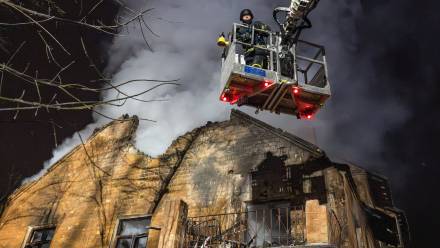 Zniszczenia w miejscu rosyjskiego ataku na Kijów. Fot. PAP/Vladyslav Musiienko