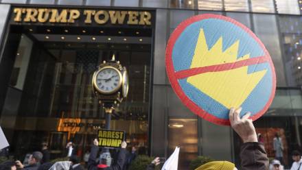 Protest przed Trump Tower w Nowym Jorku. Fot. EPA/SARAH YENESEL
