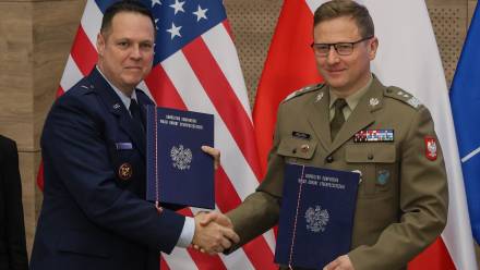 Dowódca Komponentu Wojsk Obrony Cyberprzestrzeni gen. dyw. Karol Molenda (P) oraz zastępca dyrektora J3, USEUCOM gen. bryg. Mathew Wenthe (L) podczas podpisania Listu Intencyjnego pomiędzy Dowództwem Komponentu Wojsk Obrony Cyberprzestrzeni (DKWOC) i Dowództwem Stanów Zjednoczonych w Europie (USEUCOM). Fot. PAP/Paweł Supernak