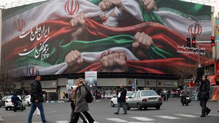 Billboard z napisem „Iran jest naszą ojczyzną” w Teheranie Fot. PAP/EPA/ABEDIN TAHERKENAREH