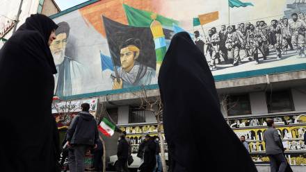 Irańczycy w Teheranie pod bilboardem Aliego Chameneia, zdjęcie ilustracyjne, fot. PAP/EPA/ABEDIN TAHERKENAREH
