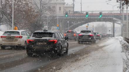 Trudne warunki drogowe w Warszawie. Fot. PAP/Paweł Supernak
