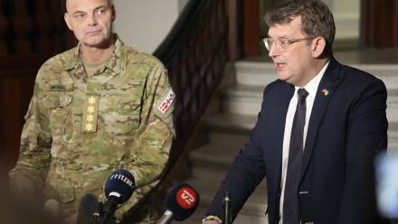 Duński minister obrony Troels Lund Poulsen (z prawej) i szef obrony Michael Wiggers Hyldgaard (z lewej). Fot. PAP/EPA/SEBASTIAN ELIAS UTH DENMARK OUT