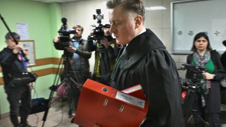 Obrońca Zbigniewa Ziobry Bartosz Lewandowski. Sąd odroczył poprzednie posiedzenie ws. wniosku prokuratury o tymczasowy areszt dla byłego ministra sprawiedliwości, posła PiS Zbigniewa Ziobry. Fot. PAP/Radek Pietruszka