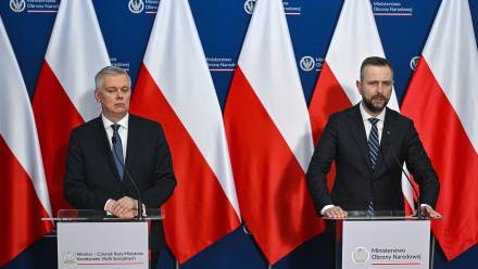 Wicepremier, minister obrony narodowej Władysław Kosiniak-Kamysz oraz minister-koordynator służb specjalnych Tomasz Siemoniak. Fot. PAP/Radek Pietruszka