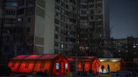  Namioty rozstawione przez Państwową Służbę ds. Sytuacji Nadzwyczajnych Ukrainy (DSNS) na jednym z osiedli mieszkaniowych w Kijowie. Fot. PAP/Vladyslav Musiienko