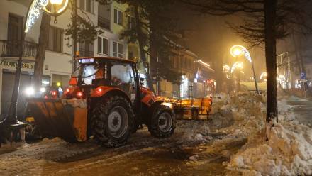 Nocne wywożenie śniegu z Zakopanego Fot. PAP/Grzegorz Momot