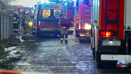 Akcja gaszenia pożaru domu jednorodzinnego w Myjomicach k. Kępna. Fot. PAP/Tomasz Wojtasik