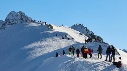 Turyści w Kotle Gąsienicowym na Kasprowym Wierchu. Fot. PAP/Grzegorz Momot