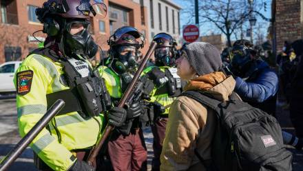 Protestujący konfrontuje się z funkcjonariuszami federalnymi po śmiertelnej strzelaninie w Minneapolis w stanie Minnesota, USA. Fot. PAP/EPA/CRAIG LASSIG